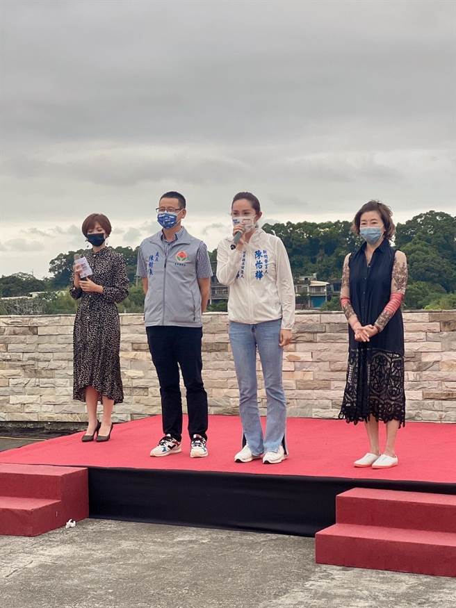 苗栗縣長徐耀昌夫人蔡麗卿（右一）、苗栗縣農會理事長陳怡樺（右二）等人到場共襄盛舉。（陳怡樺提供／李京昇苗栗傳真）