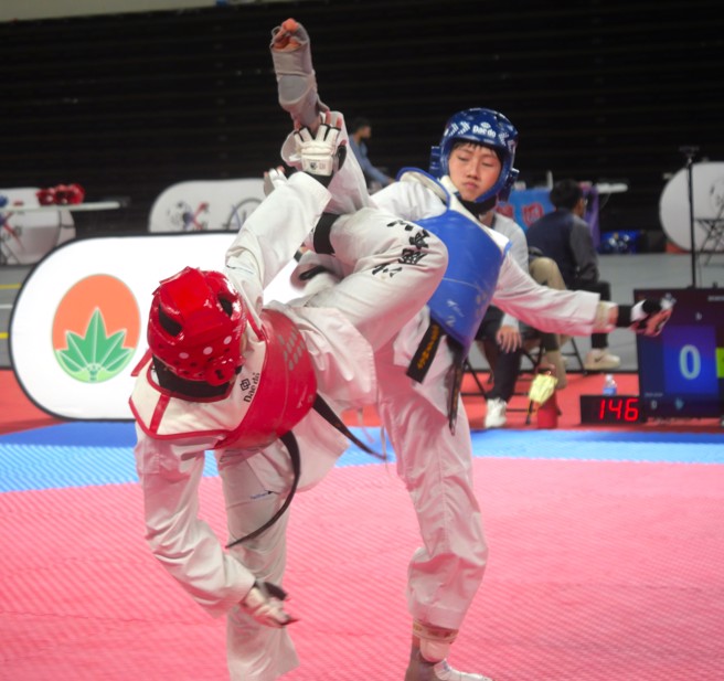 平鎮高中林凌禛（後）生涯首度拿到全國賽金牌。（大會提供）