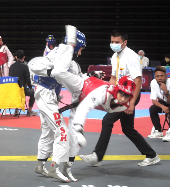 范羽喬（右）也為平鎮高中在110學年全中錦摘金。（大會提供）