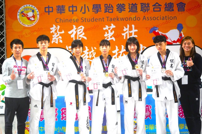 平鎮高中在110學年跆拳道全中錦首日高中組賽事，摘下2金3銀、成績亮眼。（大會提供）