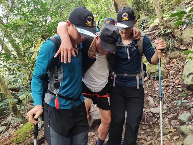 许姓男子于波津加山步道右脚足踝扭伤无法行走，消防人员以人工背负及搬运椅方式下撤至登山口。（台中市消防局提供）