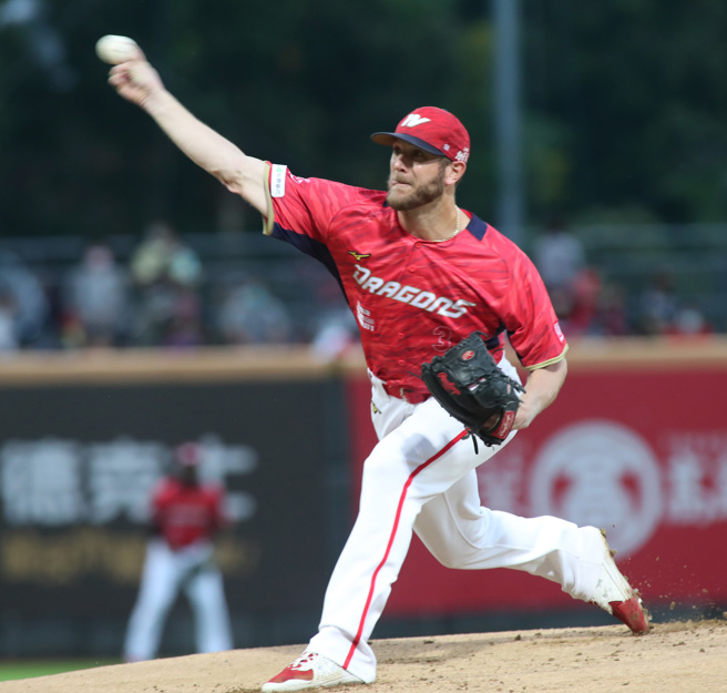 味全龙钢龙。（郑任南摄）