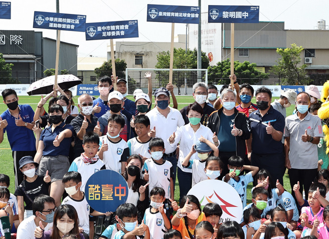 台中市市長盧秀燕（中）與安聯小小世界盃足球賽參賽小球員合影。（大會提供）