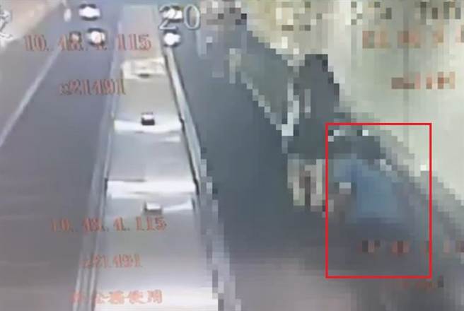 新北市一名31岁吴姓男子，9月29日凌晨在捷运大坪林站站内手扶梯，偷拍女生裙底，被后方民眾当场抓包。（警方提供／李奇叡新北传真）