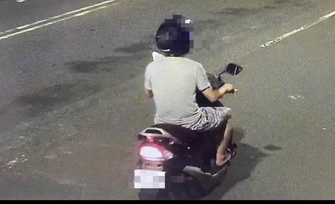 吴男偷拍被发现后便奔跑逃离现场，到一处暗巷进行变装，再骑车逃逸。（警方提供／李奇叡新北传真）