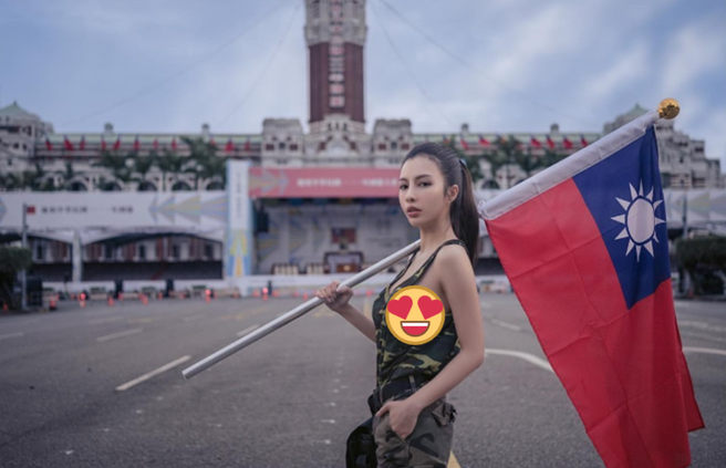 过去是陆军的CC，为国庆拍摄迷彩服辣照。（图／IG@ccluv610）