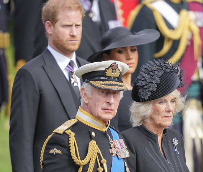 哈利梅根即将出版的回忆录，内容尽是对查尔斯国王和卡蜜拉王后的指控，于是最后一刻被出版社退回并要求修改。(图/美联社)  