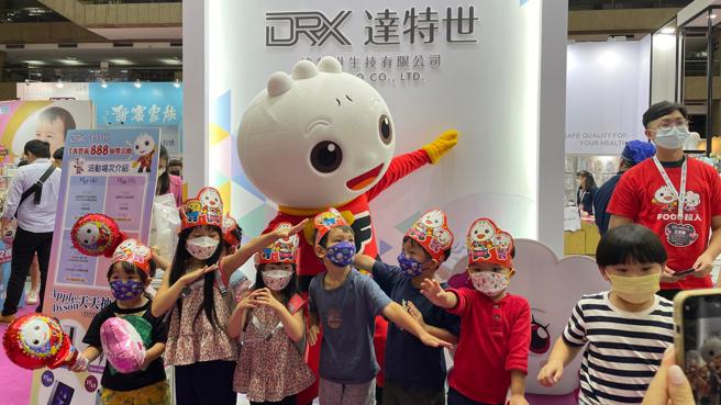 台北世贸展览亲子妇幼展，达特世推出Food超人联名款口罩。