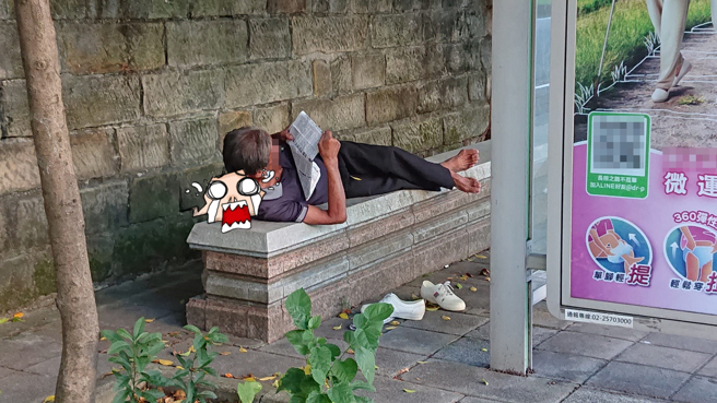 阿伯侧躺在石椅上，竟是用保特瓶「盖子下瓶底上」的方式撑住头看报。（翻摄自脸书路上观察学院）
