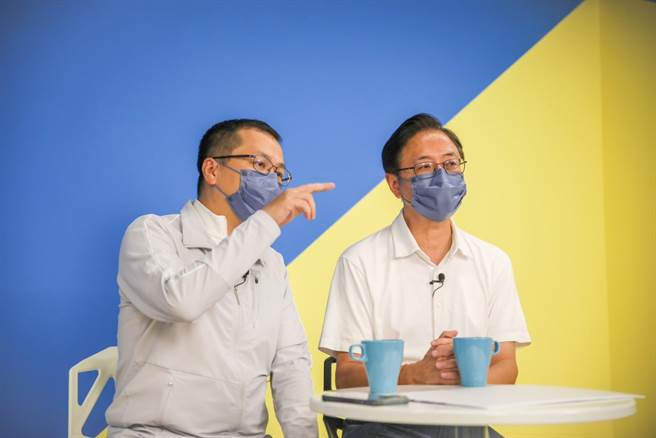 「1126挺善良！」國民黨桃園市長參選人張善政今天和總統府前副祕書長在臉書開直播，羅智強許下國慶願望，呼籲民眾11月26日投票日一起挺「善良」。(張善政競選辦公室提供)