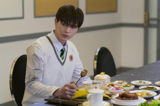 陆星材在拿着金汤匙到李锺元家中吃3次饭后，便互换了身分。（Disney+提供）