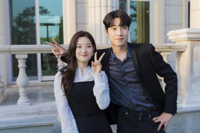 李锺元（右）访问过程中二度提到受伤休养中的郑彩娟。（Disney+提供）