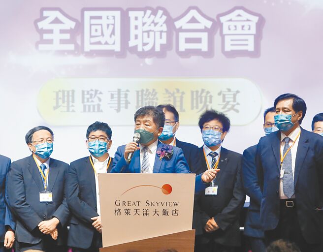 年底九合一选举进入倒数阶段，据了解，由于新冠疫情以及担忧被「查水表」，预估今年选举募款金额恐怕掉到只有上一届县市长、议员选举的3成。图为民进党台北市长参选人陈时中出席牙医师公会全国联合会晚宴寻求支持。（本报资料照片）