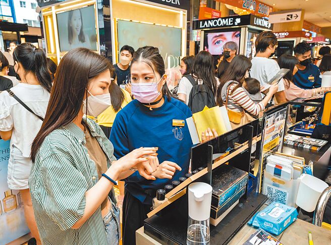新光三越周年庆首日观察，各店一楼化妆品人潮买气再现疫前荣景，无论保养、彩妆或香氛，各品牌皆有两位数的业绩成长。（石智中摄）