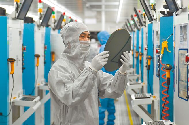 美国商务部7日宣布，不得出口先进晶片和相关制造设备到中国。图为浙江省嘉兴市一家科技公司，工作人员正在查看晶圆。（中新社）