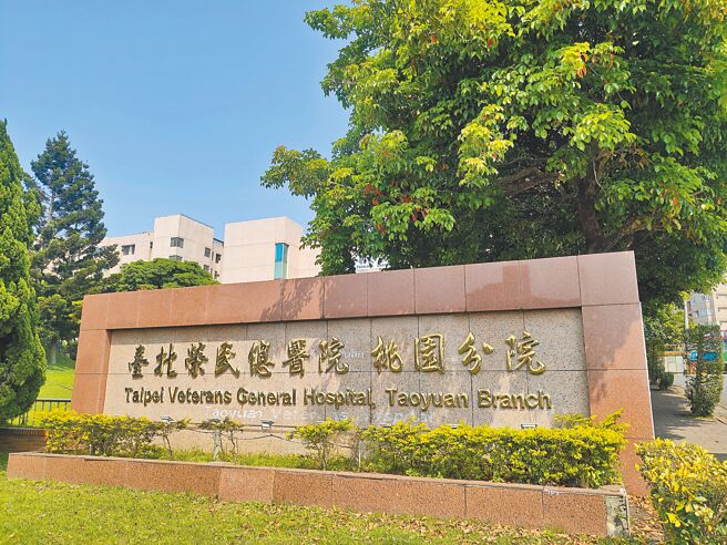 有媽媽因寶寶打錯疫苗向民眾黨桃園市長參選人賴香伶陳情，指北榮桃園分院方雖有關心小孩狀況，但沒坦承打錯疫苗。（賴佑維攝）