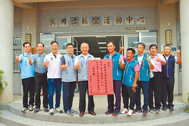 苗栗县后龙镇水尾社区发展协会荣获卫福部卓越社区选拔绩效组优等奖，苗栗县长徐耀昌挂红榜庆贺。（苗栗县政府提供／谢明俊苗栗传真）