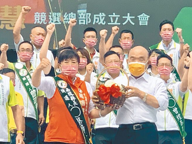 行政院长苏贞昌（右），8日出席蔡培慧竞选总部成立大会，并致赠好彩头。（廖志晃摄）