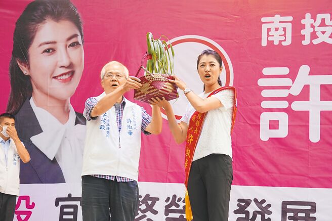 国民党南投县长参选人许淑华（右），8日成立名间乡竞选总部。（许淑华服务处提供／廖志晃南投传真）