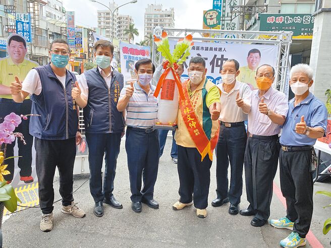參選台中市東南區市議員的林文仲（右4），8日於國光路成立南區服務處，東南區很多里長前往相挺，熱鬧滾滾。（張妍溱攝）