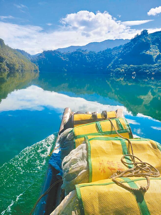 佳陽部落茶農為了把握製茶時間，將採收完的茶菁，以竹筏從德基水庫運至梨山製茶廠。（茶農陳專備提供／陳淑娥台中傳真）