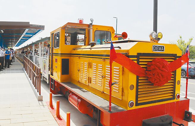 嘉義蒜頭糖廠五分車延駛至高鐵嘉義站，8日正式通車啟用，在眾人見證下，列車鳴笛緩慢駛向蒜頭糖廠。（呂妍庭攝）