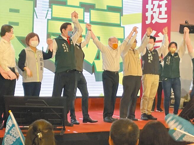 行政院長蘇貞昌（左五）細數政績，為尋求連任的台南市長黃偉哲（左六）助攻。（李俊淇攝）