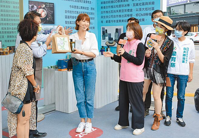 屏東社區博覽會集結全縣40處社區產業，展現多年農再成果。（林和生攝）