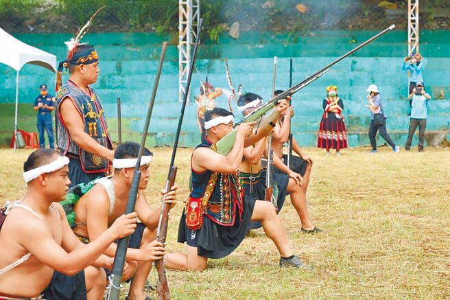 高雄市茂林区万山部落8日举办祖灵祭活动，除重现睽违8年的祖先移垦循环轮耕地智慧，也呈现勇士出征、围猎文化传统。（高雄市原民会提供／林雅惠传真）