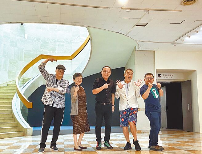 高雄市立美术馆KSpace高雄实验场2022压轴展览「梦河」8日登场，此次展览是由当代艺术家黄志伟（右一）、歌手陈升（右二）、漫画大师萧言中（左一），3人联手呈献。（杨舒婷摄）