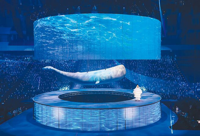 刘若英演唱会舞台上出现9米长、2米宽的飞天鲸鱼，相当可爱。（罗永铭摄）