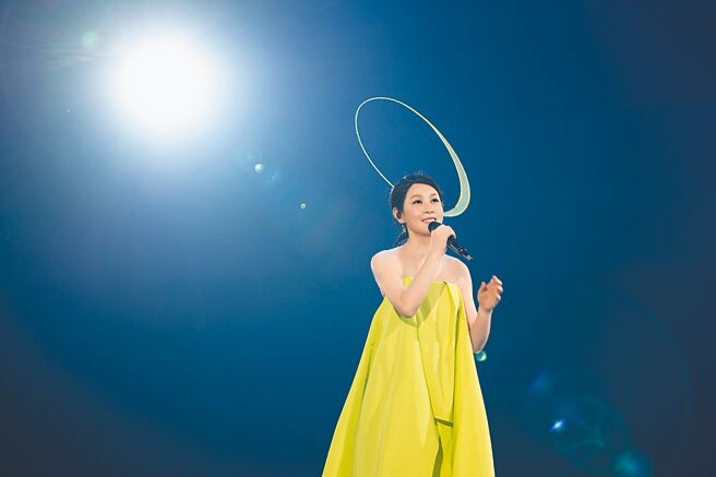 刘若英身穿极光装，唱出面对爱情的不惧和潇洒。（相信音乐提供）