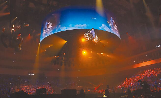 刘若英骑上离地7公尺的「最初的云霄飞天铁马」环绕小巨蛋。（相信音乐提供）