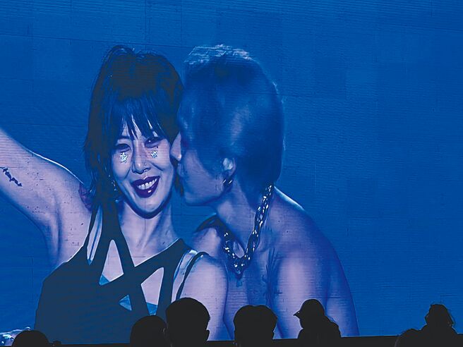 Dawn（右）昨表演结束后开心亲吻泫雅的脸颊。（读者提供）