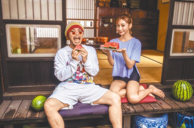 黄明志（左）新歌MV邀请女神明日花绮罗合作拍摄。（亚洲通文创提供）