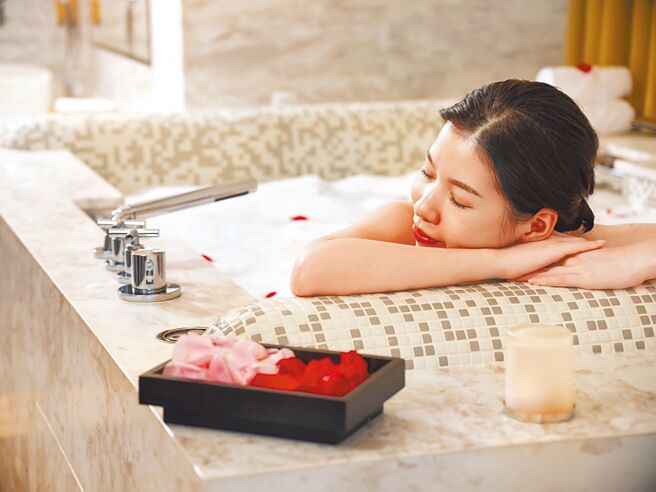 台北文华东方酒店响应国际乳癌防治月推出「宠爱自己」芳疗疗程。（台北文华东方酒店提供）