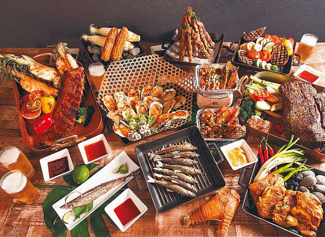 叙日推「海陆烧烤飨宴」吃到饱，凭当天叙日发票金额满3500元，即可参加抽奖，有机会获得星空航空机票、住宿券、餐券等好礼。（六福旅游集团提供）