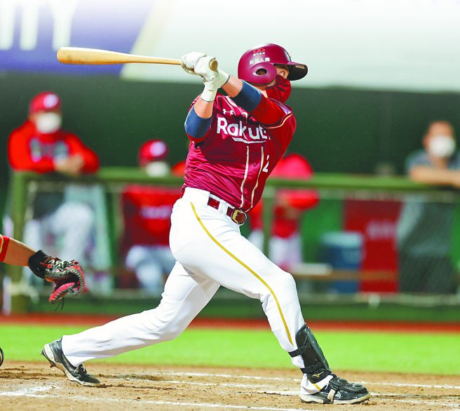 8局上樂天桃猿代打郭嚴文擊出超前安打，奪下單場MVP。（陳怡誠攝）