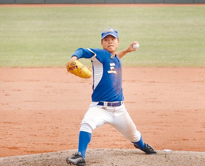洪敏旸在三民高中时期就是投打「二刀流」好手，进到职棒后乐天桃猿球员仍有意培养他「双刀出鞘」。（中央社）