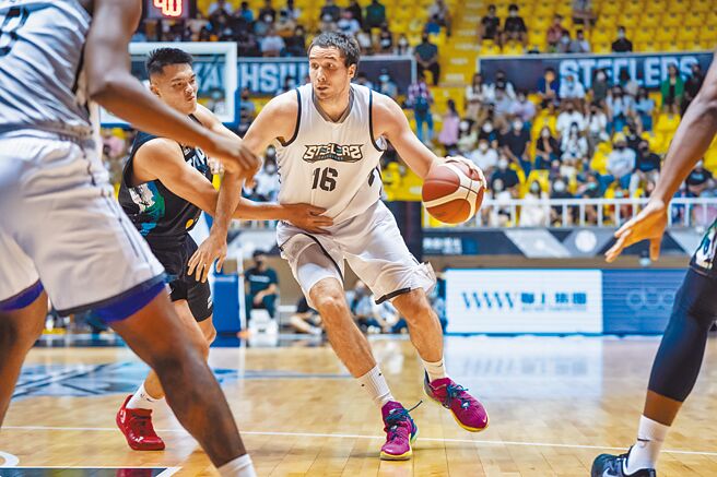 钢铁人铂伊（右）昨天贡献24分、16篮板的双十表现。（PLG提供）