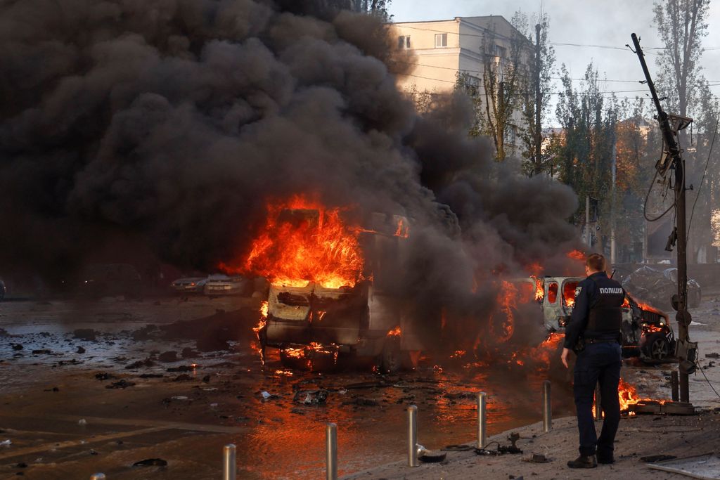 俄军导弹命中基辅的舍甫琴科区（Shevchenko），此处人口最为密集；图为一辆车遭命中。（美联社）(photo:ChinaTimes)