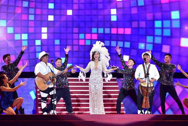 陈美凤变装成一套水钻流苏镂空装，展现好身材。（三立提供）