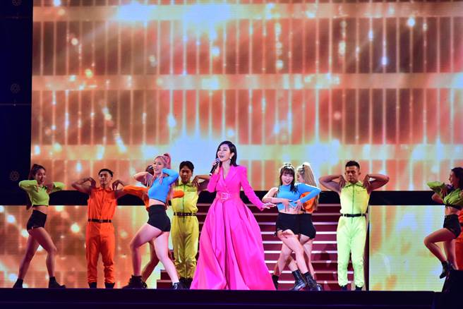  陈美凤以一袭喜气桃红大礼服出场，打头阵担纲开场秀。（三立提供）
