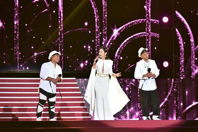 陈美凤换上一套典雅白色礼服，化身女神。（三立提供）