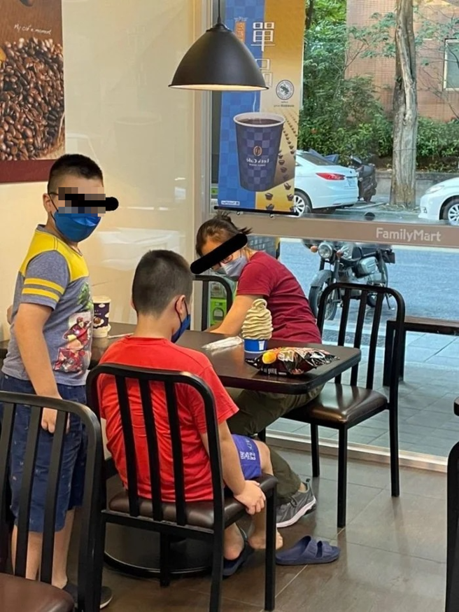 超商內隔壁桌的媽媽看到點來的「巨型霜淇淋」也驚呆。（翻攝自Dcard）