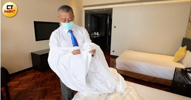 不少饭店因为房务员不足，皆由总经理与一级主管带头下去整理房间，不过长期下来，只会让餐旅业人才流失更严重。图为圆山饭店总经理杨守毅。（图／方万民摄）