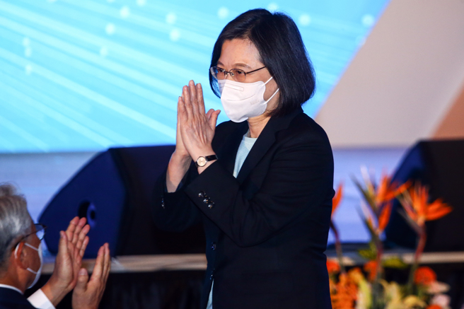 高端疫苗今（24）日晚间公告，自本周五到年底前，免费提供PCR检测，这让许多网友纷纷气炸，狂轰民进党「世界级笑话」、「蔡英文还我钱」。（资料照／邓博仁摄）