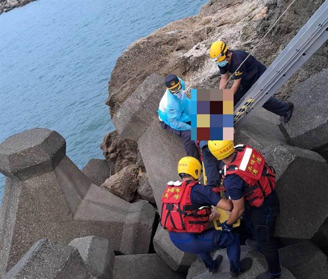 高雄市一名36岁锺姓女子于10日早上5时许，疑似为了观海，跌落国立中山大学牌楼后方约150公尺的消波块。（民眾提供／杨舒婷高雄传真）