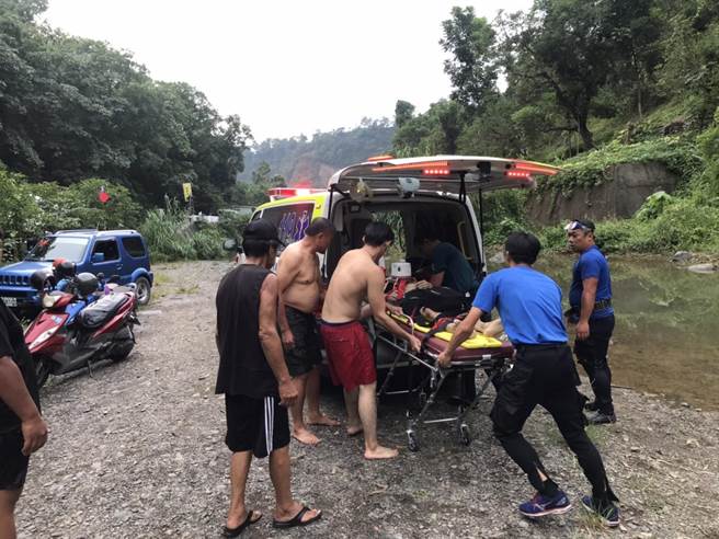 男子牛角湾瀑布游憩溺水，送医宣告抢救不治。(屏县消防局提供)