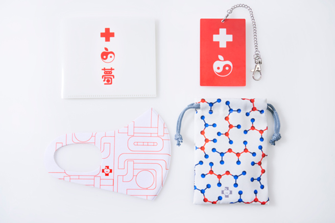 椎名林檎新专辑周边上印有红底白十字或白底红十字的花纹。（图／翻摄自椎名林檎脸书）